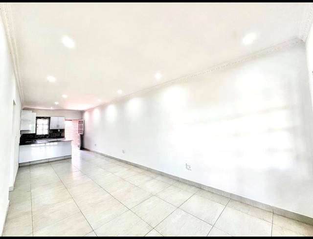 2 BEDROOM TOWNHOUSE FOR SALE IN LINCOLN MEADE